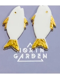 Серьги-гвоздики ручной работы «Рыбки», бело-золотистые,  фарфор