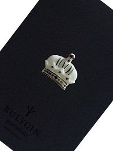 Брошь ручной работы Bulygin «Корона», бело-серебристая, фарфор