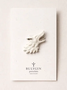 Брошь ручной работы Фарфор Булыгина «Волк», бело-серебристая