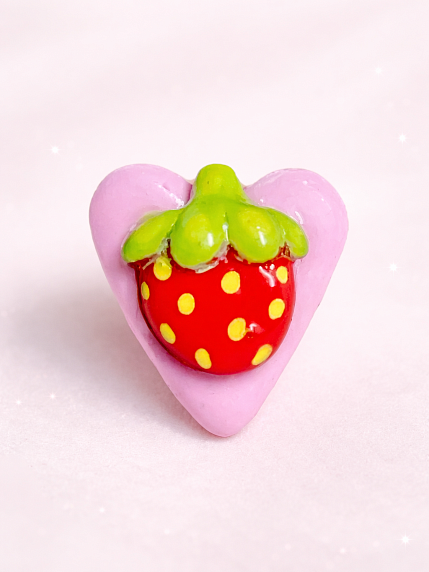 Кольцо ручной работы Радость Рядом Сердце с красной клубничкой, полимерная глина, незамкнутое, фото 2.