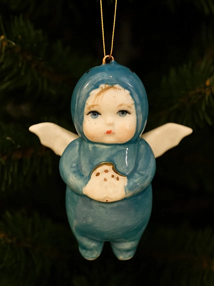 Ёлочная игрушка Ким керамика «Малыш в костюме динозаврика», голубой, 10 см, фарфор, фото 3.