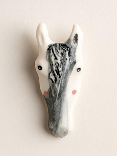 Брошь ручной работы «Лошадка», тёмно-серая, керамика