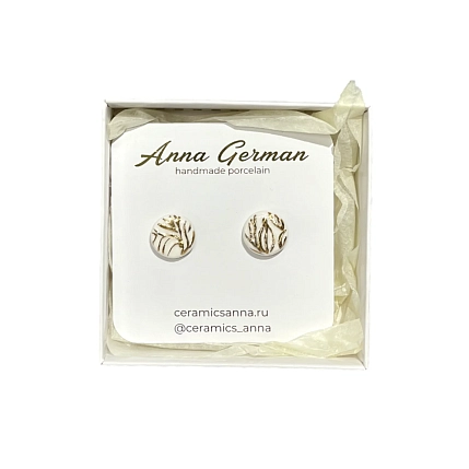Серьги-гвоздики Анна Герман круглые, фарфор, бело-золотистые, фото 2.