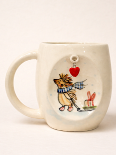 Кружка ручной работы НАДО ЖЕ с подвеской сердечком и росписью «Ёжик с подарком на санках», белая, керамика, 300 мл