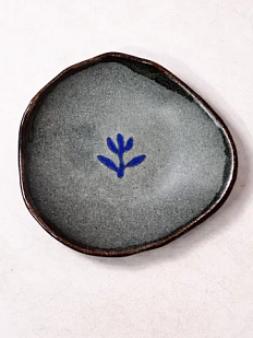 Тарелка ручной работы Кимбриа «Синий цветок», серая, керамика, 13 см