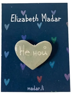 Брошь ручной работы Elizabeth Madar сердечко «Не ной», светло-зелёная, керамика
