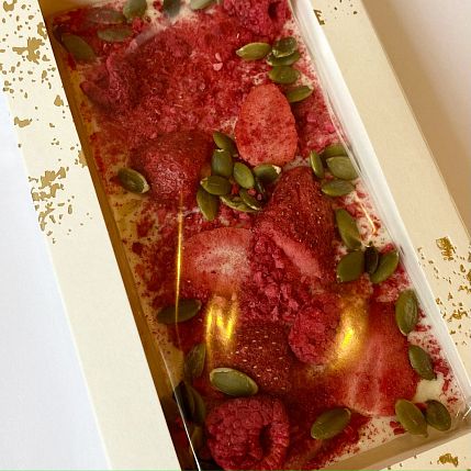 Шоколад белый с клубникой, малиной и тыквенными семечками, без сахара, 90 гр, фото 2.