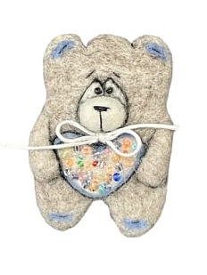 Брошь ручной работы Мишка с сердечком из бисера, шерсть