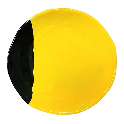Тарелка ручной работы Антон тут рядом с чёрным краем, жёлтая, керамика, 19 см, фото 1.