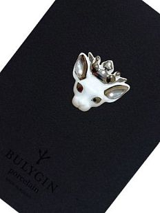 Брошь ручной работы Bulygin «Королева кошек», бело-серебристая, фарфор