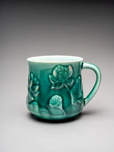 Кружка ручной работы Керамика Александры Пылиной «Лотос и карп», тёмно-зелёная, фарфор, 430 мл