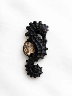 Брошь ручной работы Bulygin «Морской конёк», фарфор, чёрно-золотистая