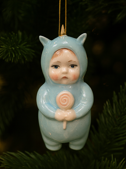 Ёлочная игрушка из фарфора «Малыш в костюме единорога», голубой, 10 см, фото 3.