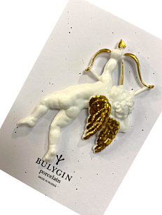 Брошь ручной работы Bulygin «Купидон с луком», фарфор, бело-золотистая