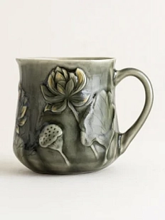 Кружка ручной работы Керамика Александры Пылиной с позолотой «Лотос и карп», черная, фарфор, 430 мл