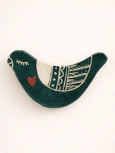 Брошь ручной работы Elizabeth Madar Голубка с сердечком, тёмно-зелёная, керамика