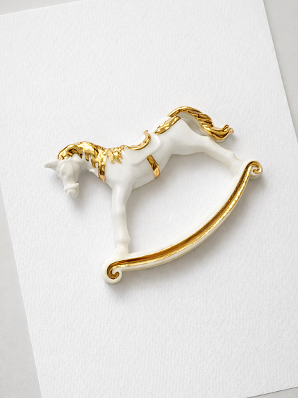 Брошь ручной работы Bulygin «Лошадка», фарфор, бело-золотистая, фото 2.