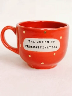 Кружка ручной работы Тата вытворяет/NF ceramics «The Queen of procrastination», красная, керамика, 600 мл