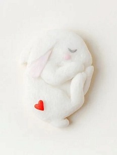 Брошь ручной работы Радость Рядом «Спящий зайчик», полимерная глина, белая