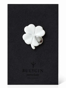 Брошь ручной работы Фарфор Булыгина «Клевер», бело-серебристая