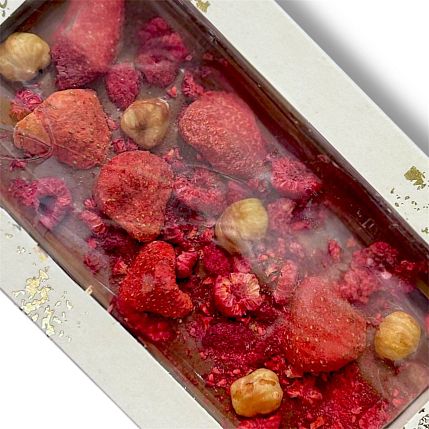 Молочный бельгийский шоколад с клубникой, малиной и фундуком, фото 2.