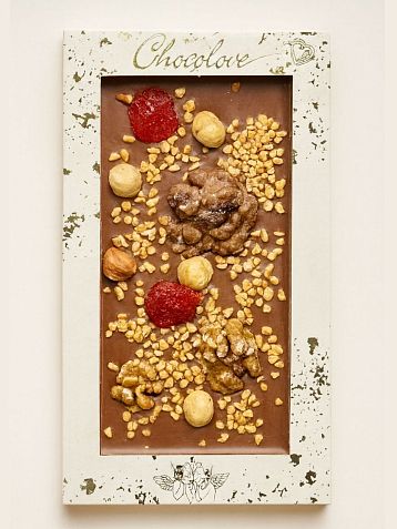 Молочный бельгийский шоколад с грецким орехом, фундуком, вишней и дутым рисом, фото 1.