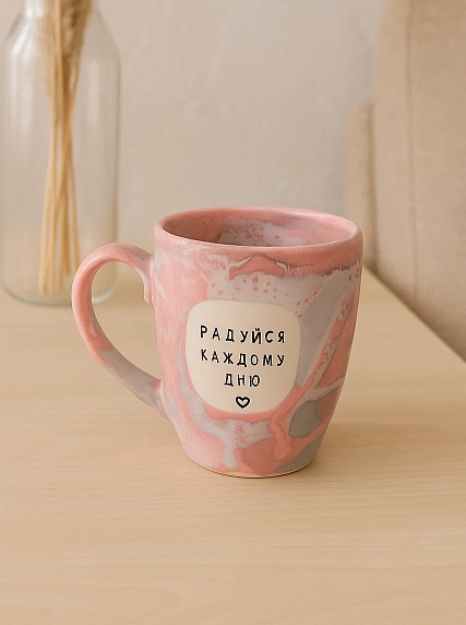 Кружка ручной работы Тата вытворяет/NF ceramics «Радуйся каждому дню», розовая, керамика, 400 мл, фото 2.
