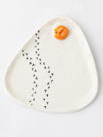 Тарелка ручной работы Спящая лисичка, керамика, 18 см, фото 2.