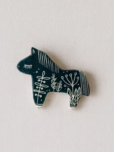 Брошь ручной работы Elizabeth Madar Лошадка и травы, тёмно-синяя, керамика