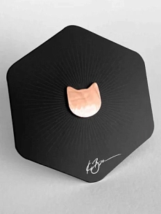 Значок «Силуэт котика», розово-золотистый