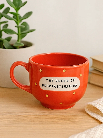 Кружка ручной работы Тата вытворяет/NF ceramics «The Queen of procrastination», красная, керамика, 600 мл, фото 2.