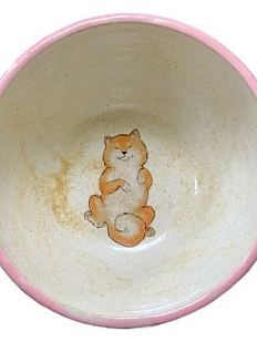 Глубокая тарелка ручной работы Керемет «Лежащая сиба-ину», розовая, керамика, 15,5 см