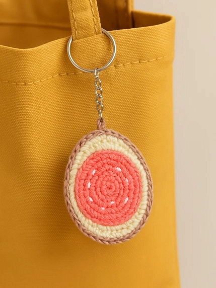 Вязаный брелок, обвес на сумку DARI DARI «Бутерброд с колбасой», бежевый, 7 см, фото 3.