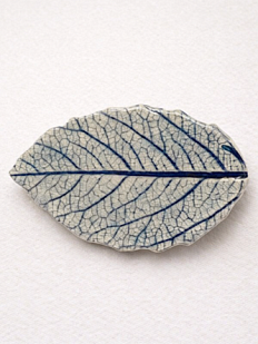Брошь ручной работы Лист, тёмно-синяя, керамика