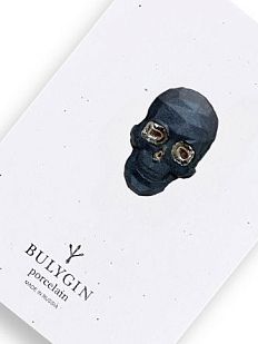 Брошь ручной работы Bulygin «Череп полигональный», фарфор, чёрно-серебристая