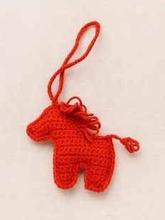 Вязаный обвес брелок «Лошадка», красный, 8 см