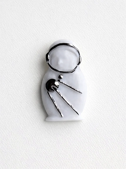 Брошь ручной работы Фарфор Булыгина «Гагарин» малая, бело-серебристая, фото 2.