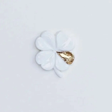 Брошь ручной работы Фарфор Булыгина «Клевер», бело-золотистая, фото 4.