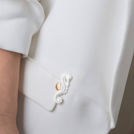 Брошь ручной работы Bulygin «Морской конёк», фарфор, бело-золотистая, фото 6.