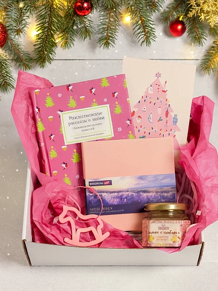 Подарочный набор на Новый год с книгой «Рождественские рассказы о любви», скетчбуком, брелком и мармеладом, фото 1.
