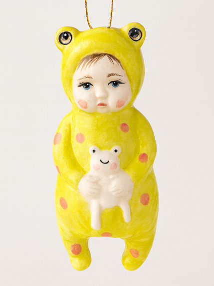 Ёлочная игрушка из фарфора «Малыш в костюме лягушонка», 10 см, салатовый в крапинку, фото 1.