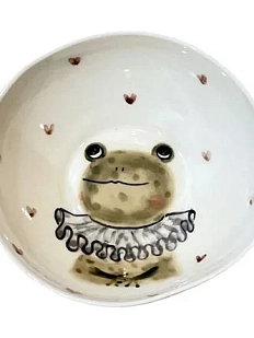 Пиала ручной работы Ким керамика с росписью внутри Лягушка в жабо с сердечками, белая, фарфор, 10 см