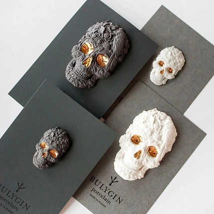 Брошь ручной работы Фарфор Булыгина «Череп» малая, чёрно-золотистая, фото 5.