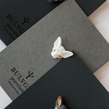 Брошь ручной работы Bulygin «Кошка», фарфор, бело-золотистая, фото 3.