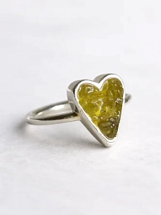 Кольцо ручной работы «Сердце», зелёное, хризолит, нейзильбер