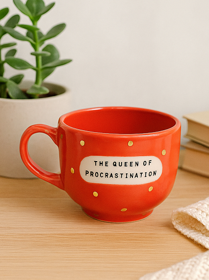 Кружка ручной работы NF ceramics «The Queen of procrastination», красная, керамика, 600 мл, фото 2.