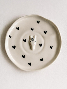 Тарелка ручной работы с фигуркой Лошадка, белая с черным сердцем, полуфарфор, 17,5 см