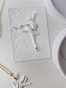 Брошь ручной работы Bulygin «Балерина Па №3», фарфор, бело-золотистая