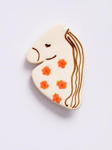 Брошь ручной работы «Лошадка» с цветочками, полуфарфор