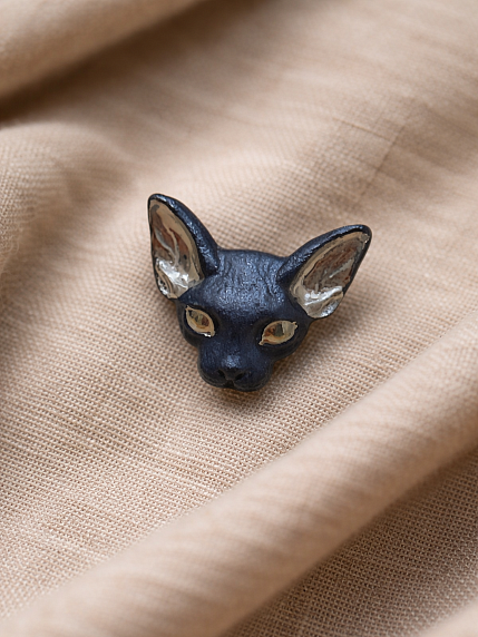 Брошь ручной работы Bulygin «Кошка», фарфор, чёрно-серебристая, фото 2.